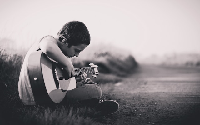 jongen-leert-gitaar-spelen