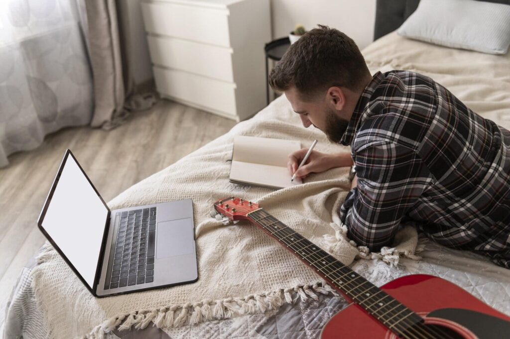 man-leert-gitaar-spelen