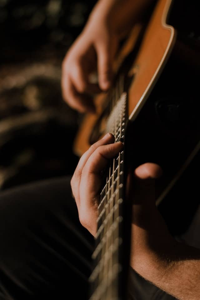 gitarist-speelt-gitaar