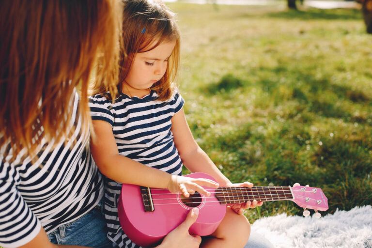 moeder-dochter-spelen-gitaar-roze