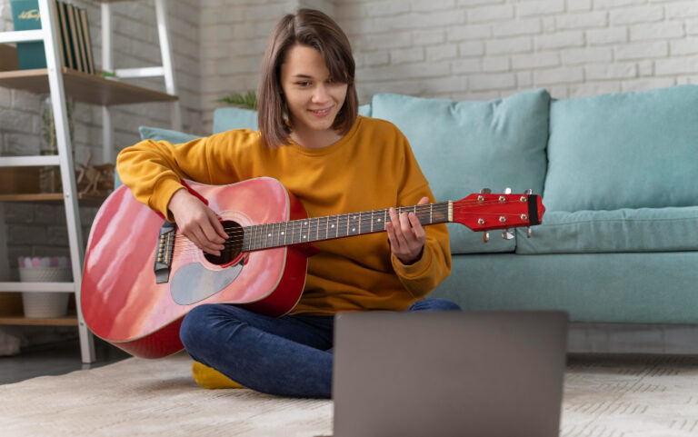 vrouw-leer-gitaar-spelen-online