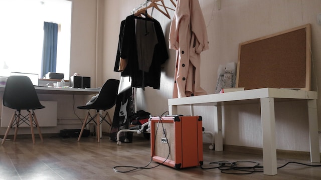 orange-gitaar-versterker-in-kamer