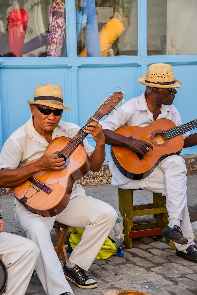 mannen-spelen-gitaar-cuba-flamenco