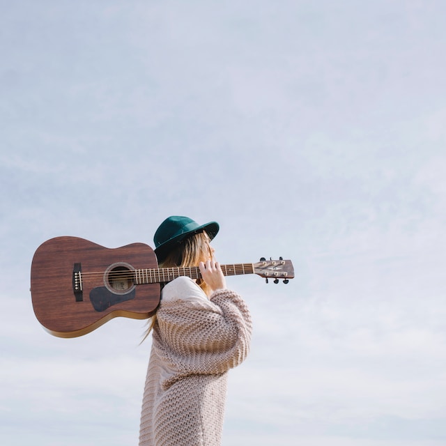 vrouw-met-akoestische-gitaar